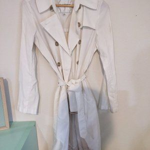 Stunning Isaac Mizrahi trench in white with floral laser-cut hem - M